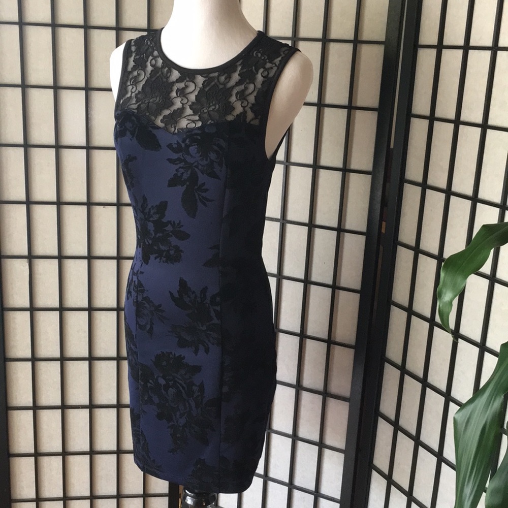 Evening dress wih lace and velvet flowers size S